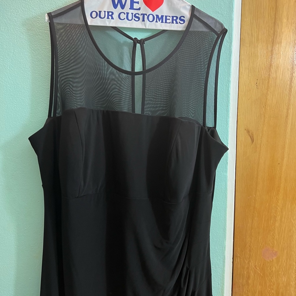 Black sleeveless plus size dress